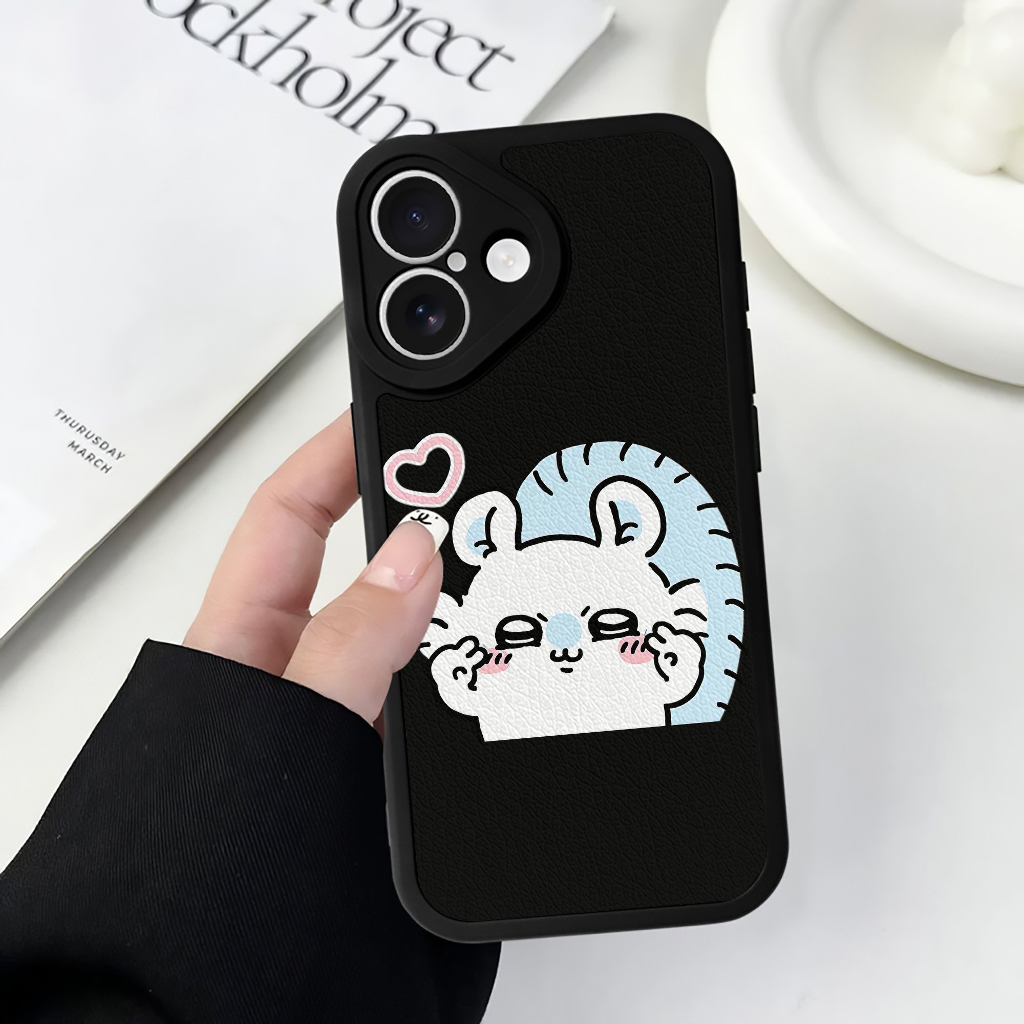 （画像用） ちいかわ モモンガ Chii-kawa Momonga 【iPhone 16シリーズ対応】シリコンスマホケース（レザー調） 材質：シリコン